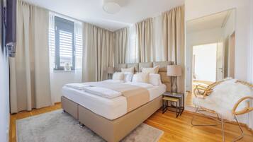 3 bedrooms, in-room safe, desk, iron/ironing board