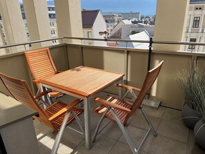 Outdoor dining - Luxury City Apartment Villach/Central/AirCon/Modern/Free Parking/Kitchen/Balcony (Villach)