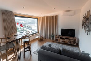 Apartment, River View | Living area | Smart TV - Estrelas do Douro (Gondomar)