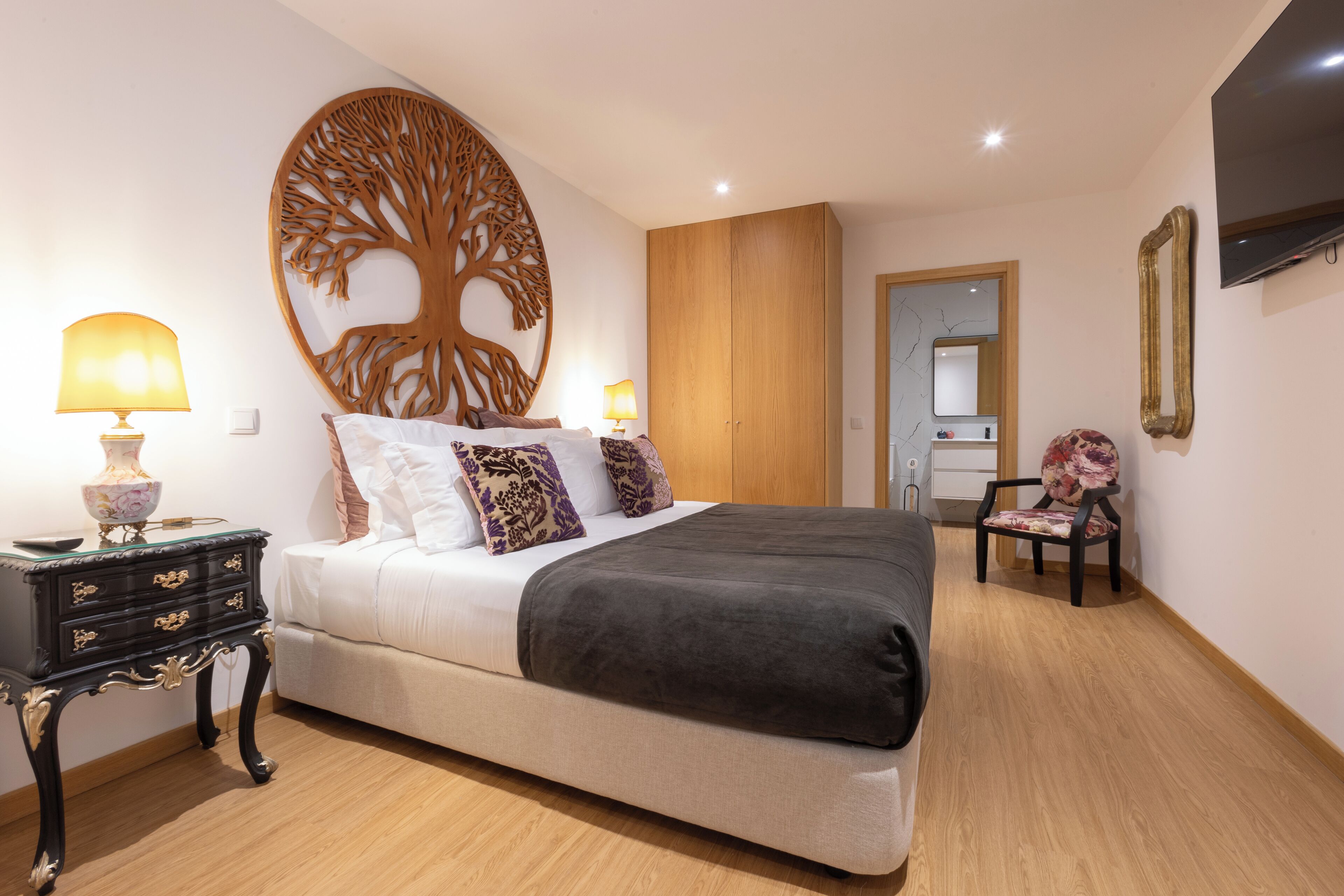 Appartement, uitzicht op rivier | Een minibar, een kluis op de kamer, individueel gedecoreerd