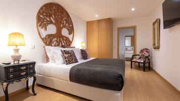 Appartement, uitzicht op rivier | Een minibar, een kluis op de kamer, individueel gedecoreerd