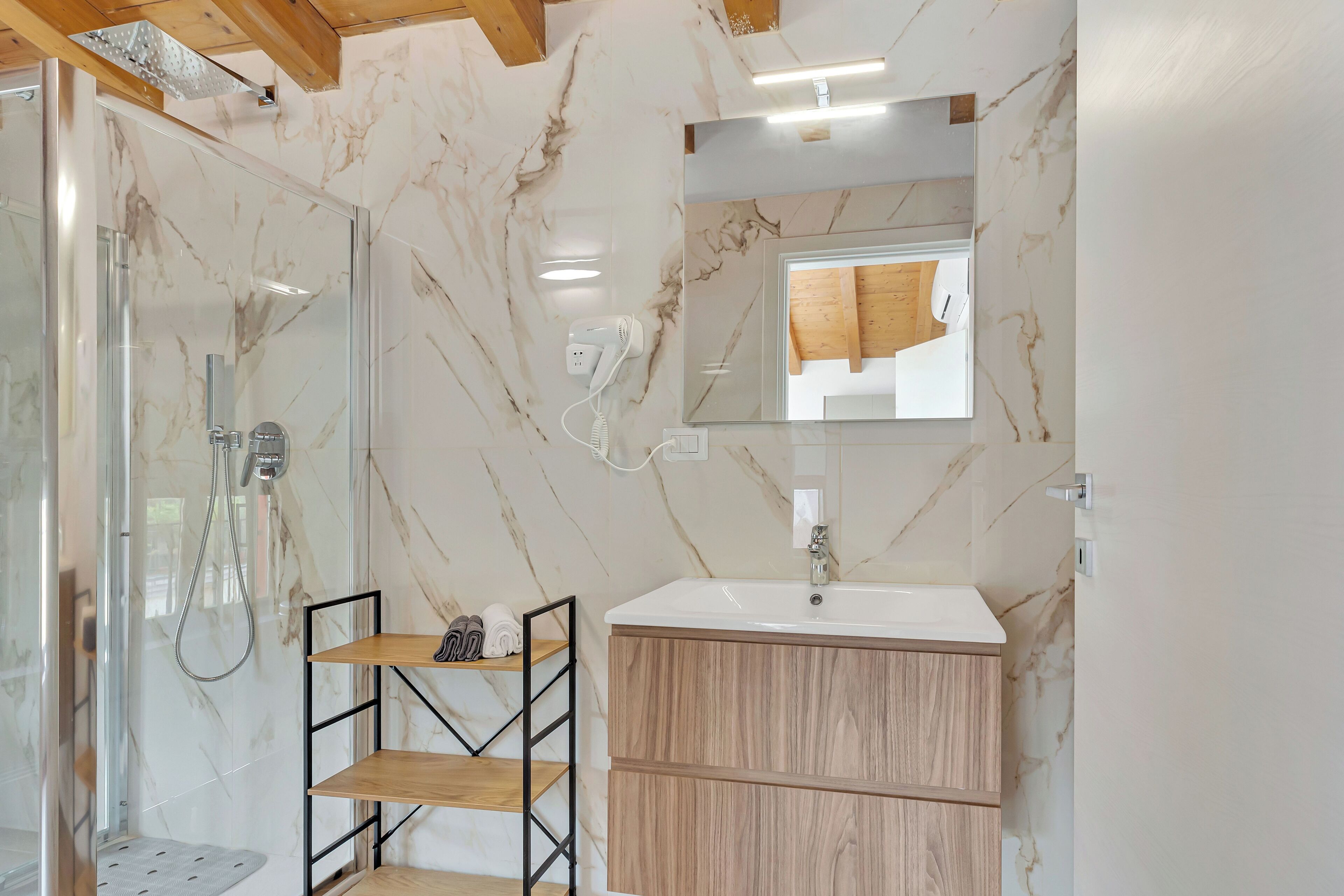 Classic Twin Room | Bathroom | Shower, hair dryer, bidet, towels