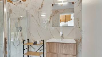 Classic Twin Room | Bathroom | Shower, hair dryer, bidet, towels