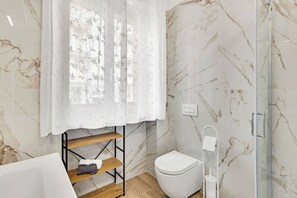 غرفة مزدوجة كلاسيكية | حمام | تجهيزات دش، مجففات شعر، مناشف، ورق حمّام