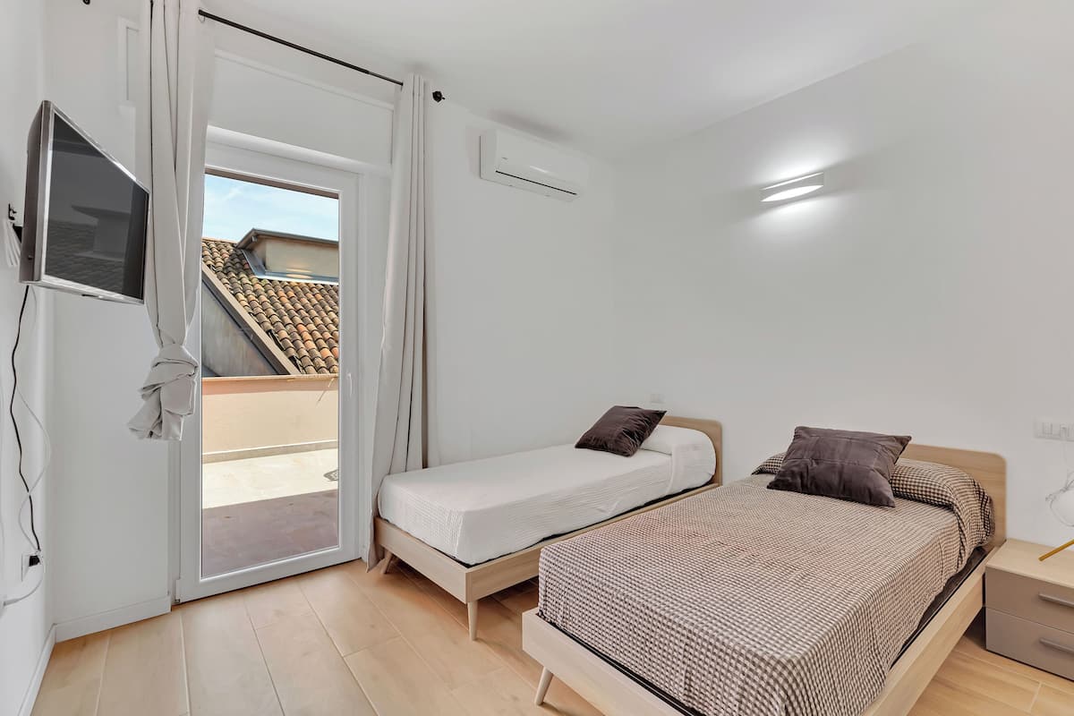 Classic Twin Room | Desk, free WiFi