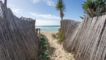Una spiaggia nelle vicinanze
