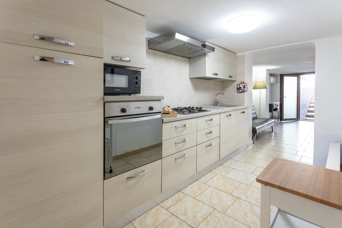 Mikrowelle, Ofen, Herdplatte, Wasserkocher mit Kaffee-/Teezubehör