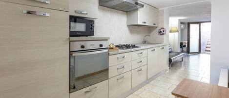 Mikrowelle, Ofen, Herdplatte, Wasserkocher mit Kaffee-/Teezubehör