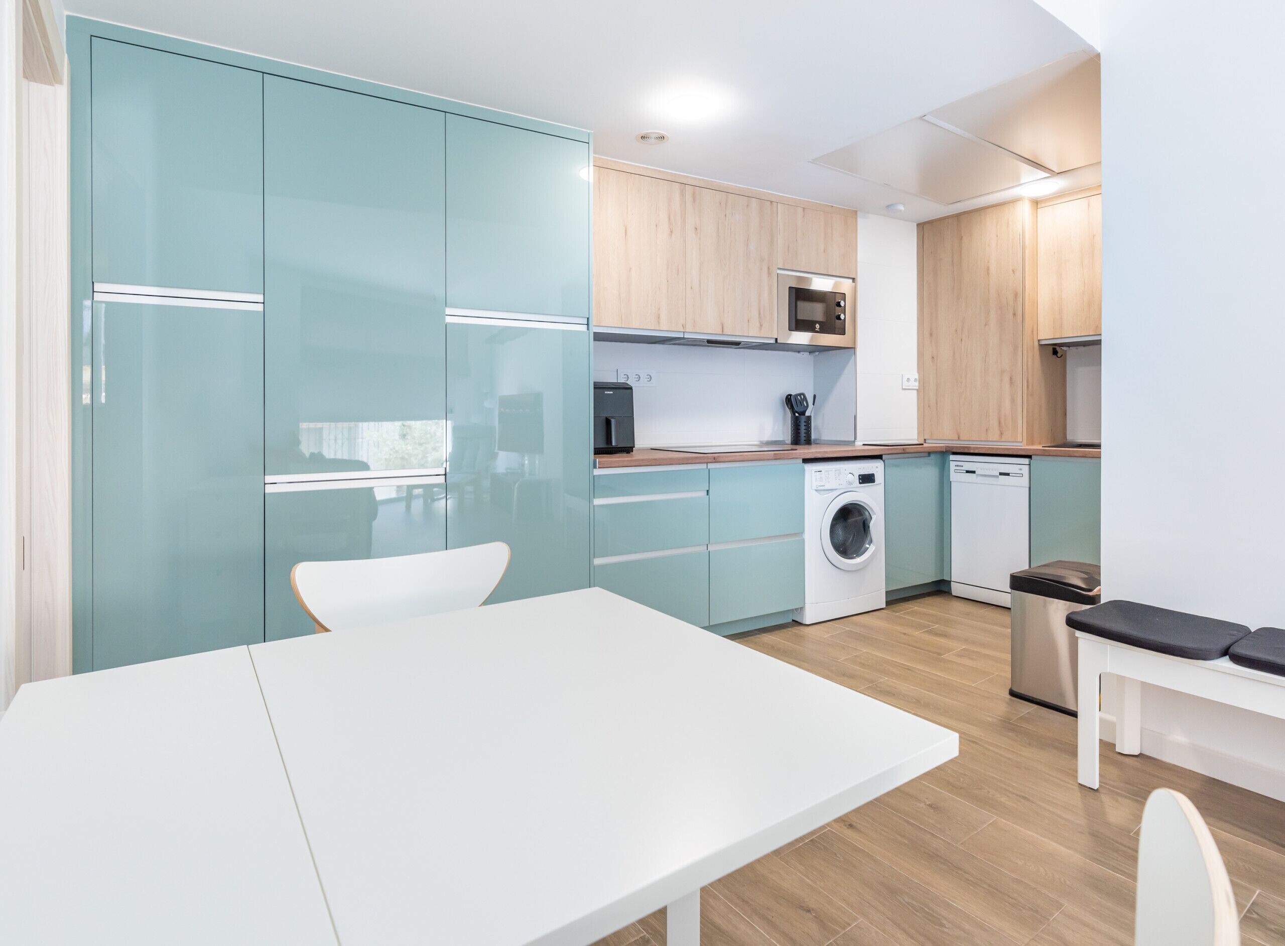 Réfrigérateur, micro-ondes, lave-vaisselle, cafetière/bouilloire