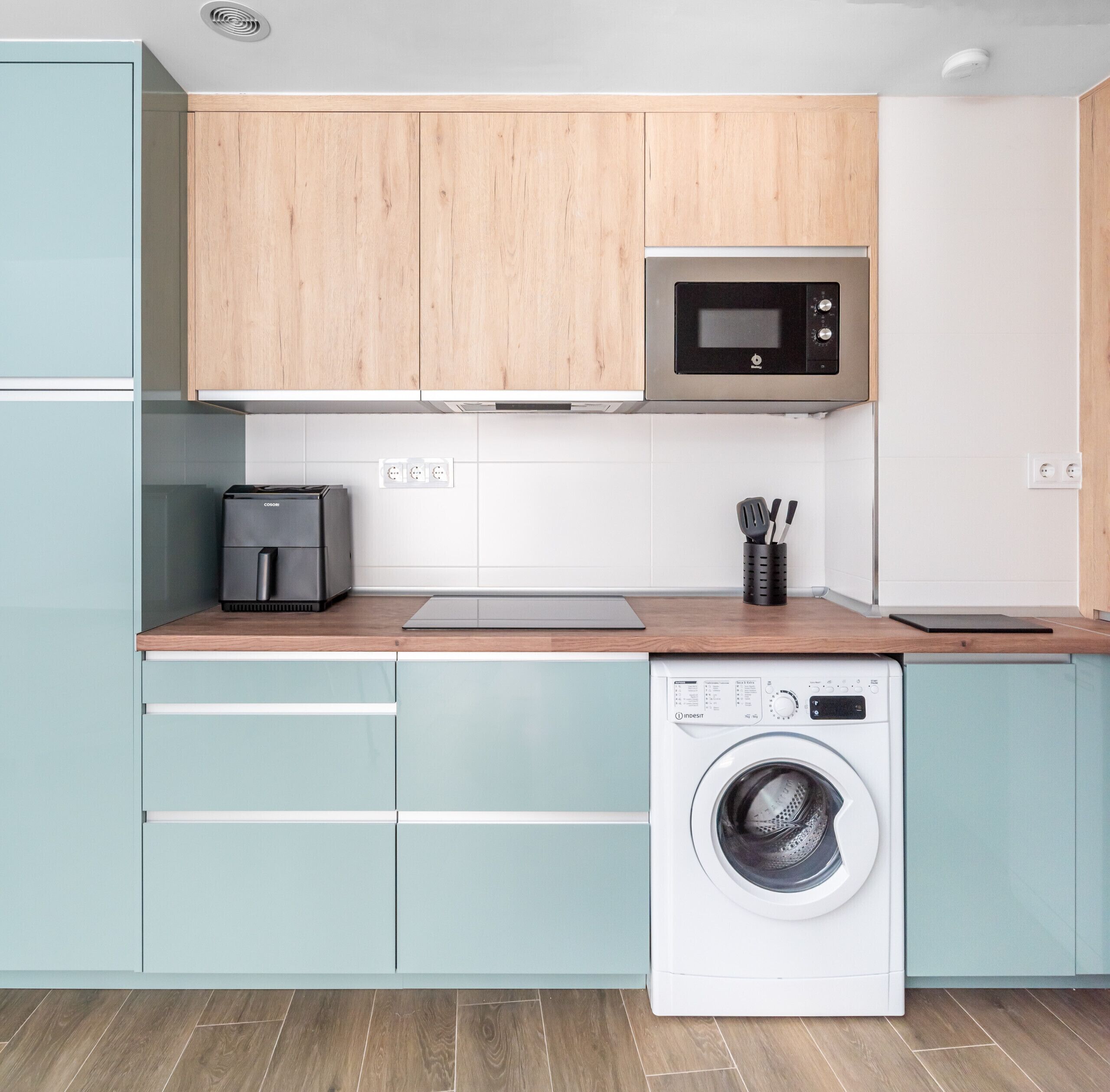 Kjøleskap, mikrobølgeovn, oppvaskmaskin og kaffetrakter/tekoker