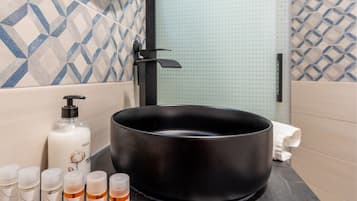 Een douche, een haardroger, handdoeken
