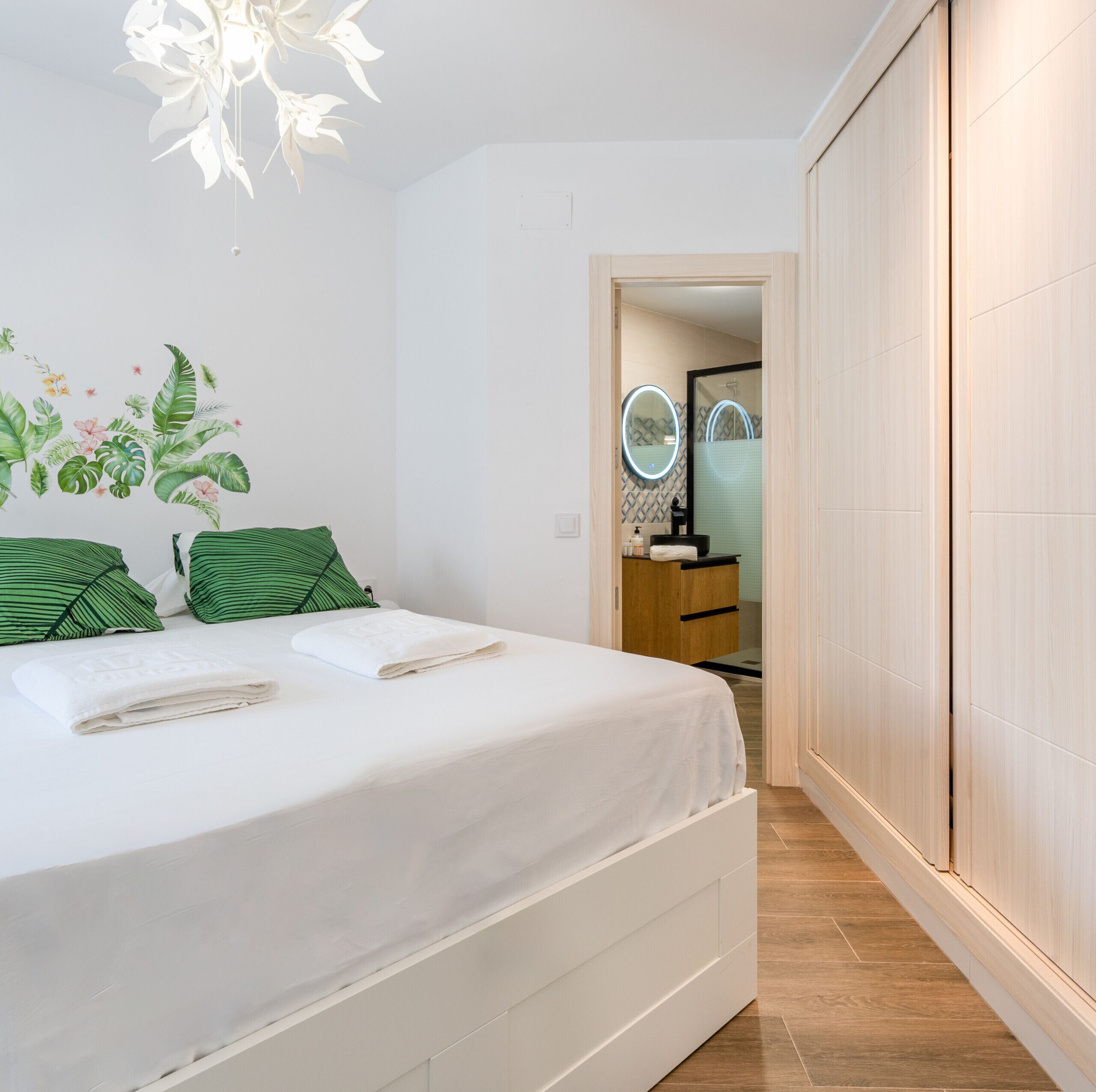 1 slaapkamer, een strijkplank/strijkijzer, gratis wifi, beddengoed