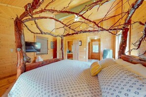 3 bedrooms, WiFi, bed sheets - Lakefront Island Escape with Private Beach (North Hero)