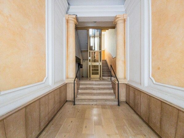 المنشأة من الداخل