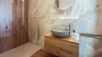 Doccia, asciugacapelli, bidet, asciugamani