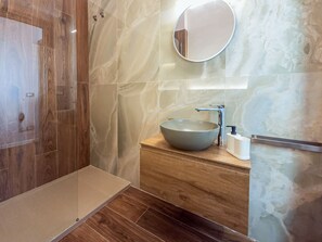 Doccia, asciugacapelli, bidet, asciugamani