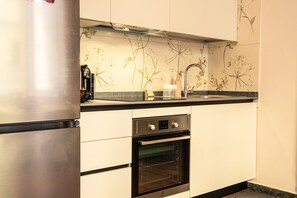 ثلاجة، فرن، موقد طهي مسطح، غسالة أطباق