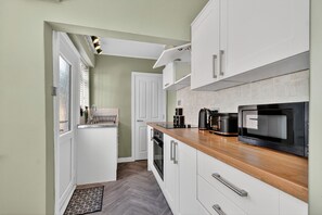 Cookware/dishes/utensils - Windsor Jay (York)