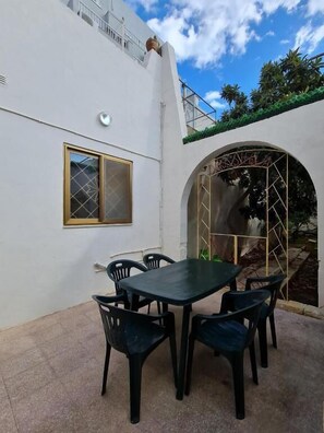 تناول الطعام بالخارج