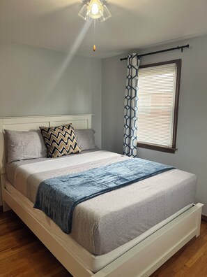 1 soverom, strykejern/-brett, internettilgang og sengetøy