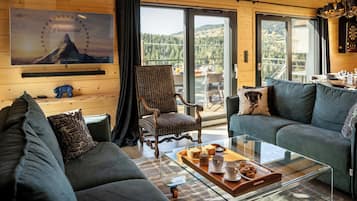 TV, fireplace, stereo