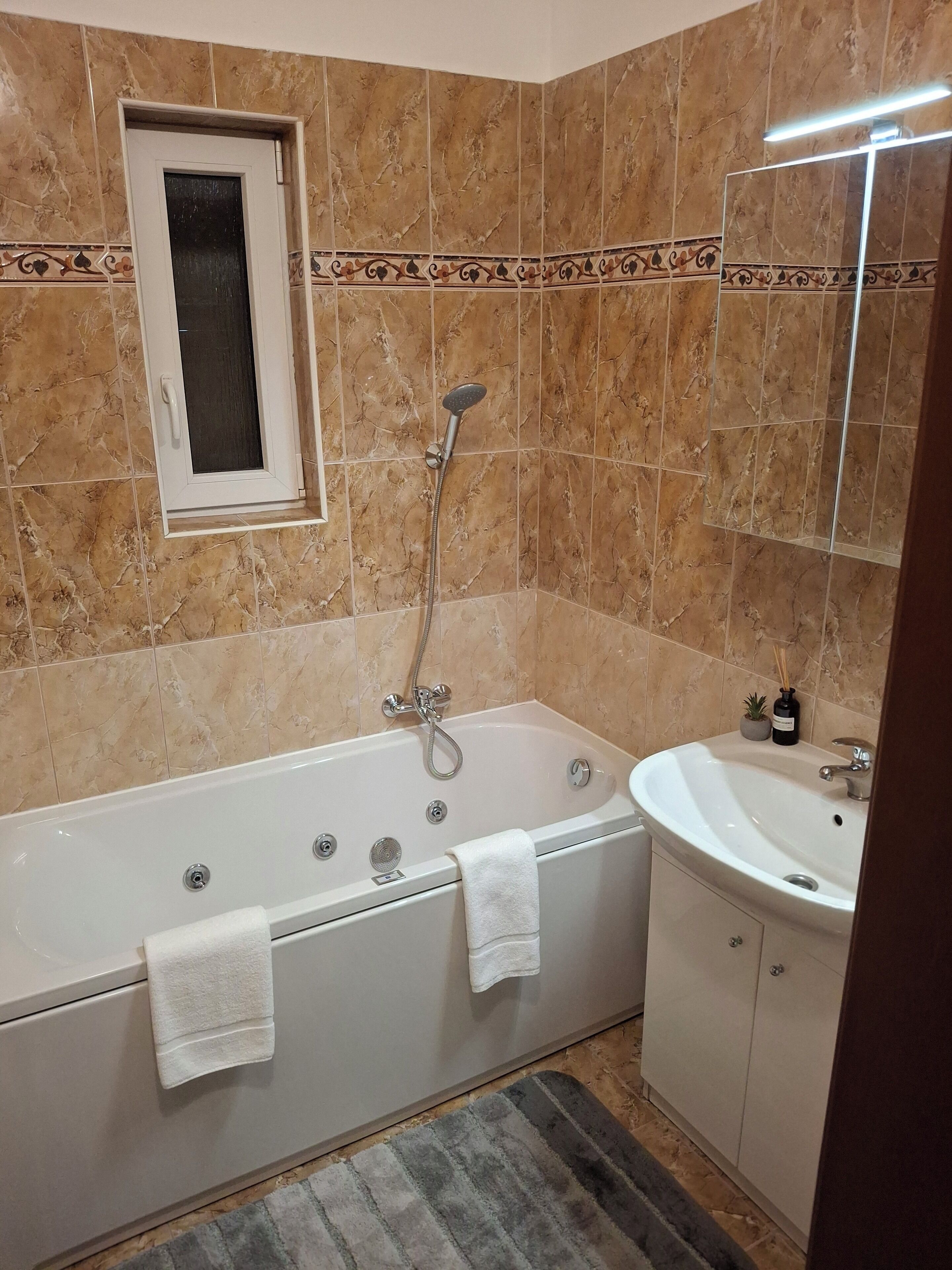 Baignoire à jets, sèche-cheveux, serviettes fournies, savon