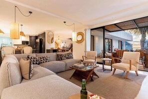 Televisión, chimenea y oficina 