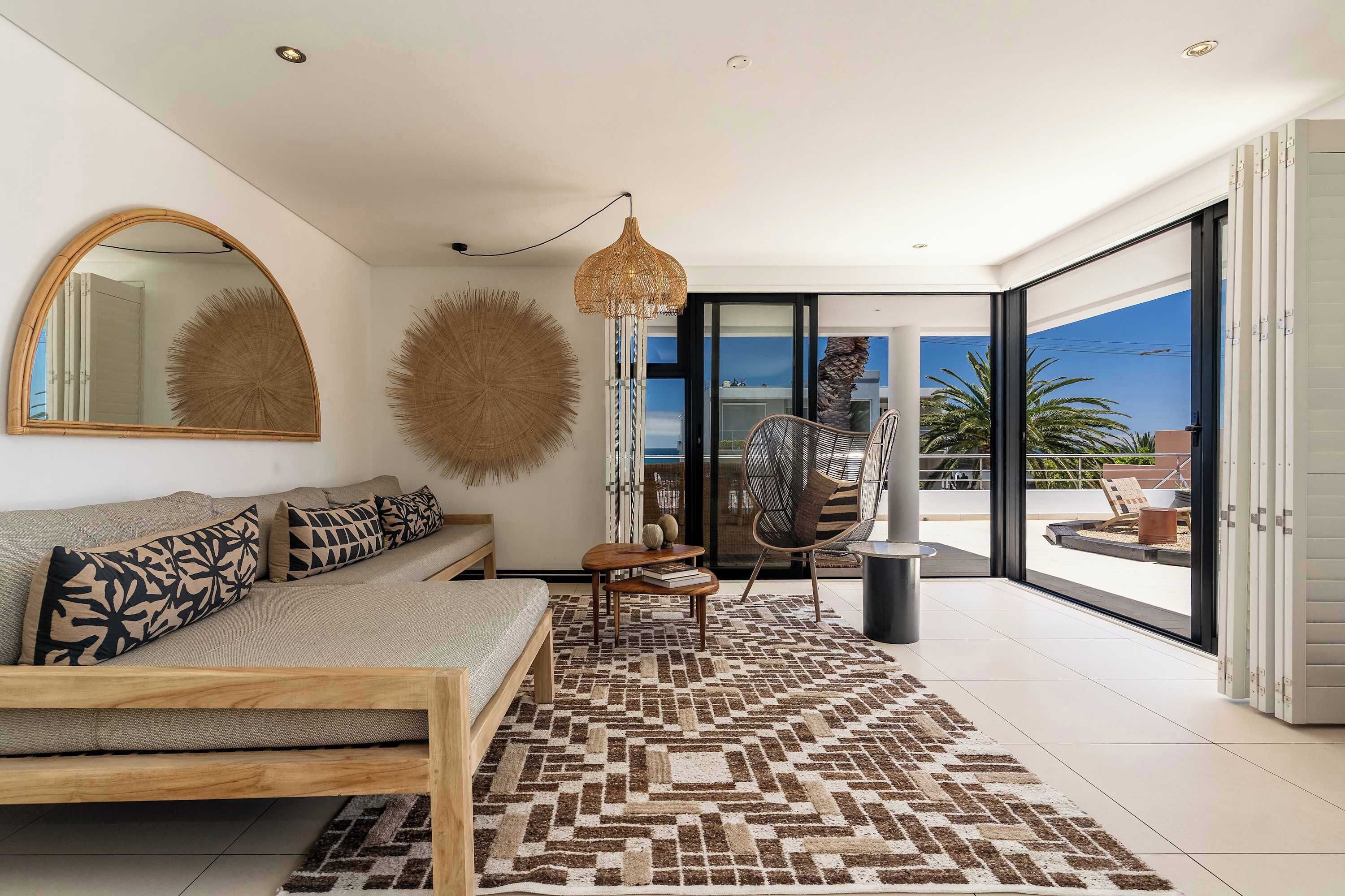 Tv, eldstad och kontor