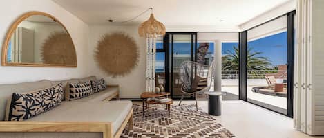 Tv, eldstad och kontor