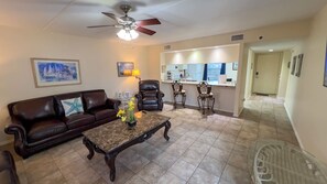 TV - NEW! 250 Paces to Beach * Pool * 1st Floor (South Padre Island)