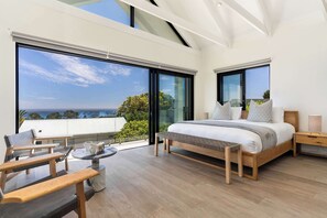 4 bedrooms, desk, iron/ironing board, WiFi - Crystal Bay Villa - Pool, Views & Luxury Living (Cape Town)