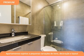 Premium Apartment, 1 Bedroom, Kitchen | Bathroom | Shower, towels, soap - GO Cidade Baixa by My Way (Porto Alegre)