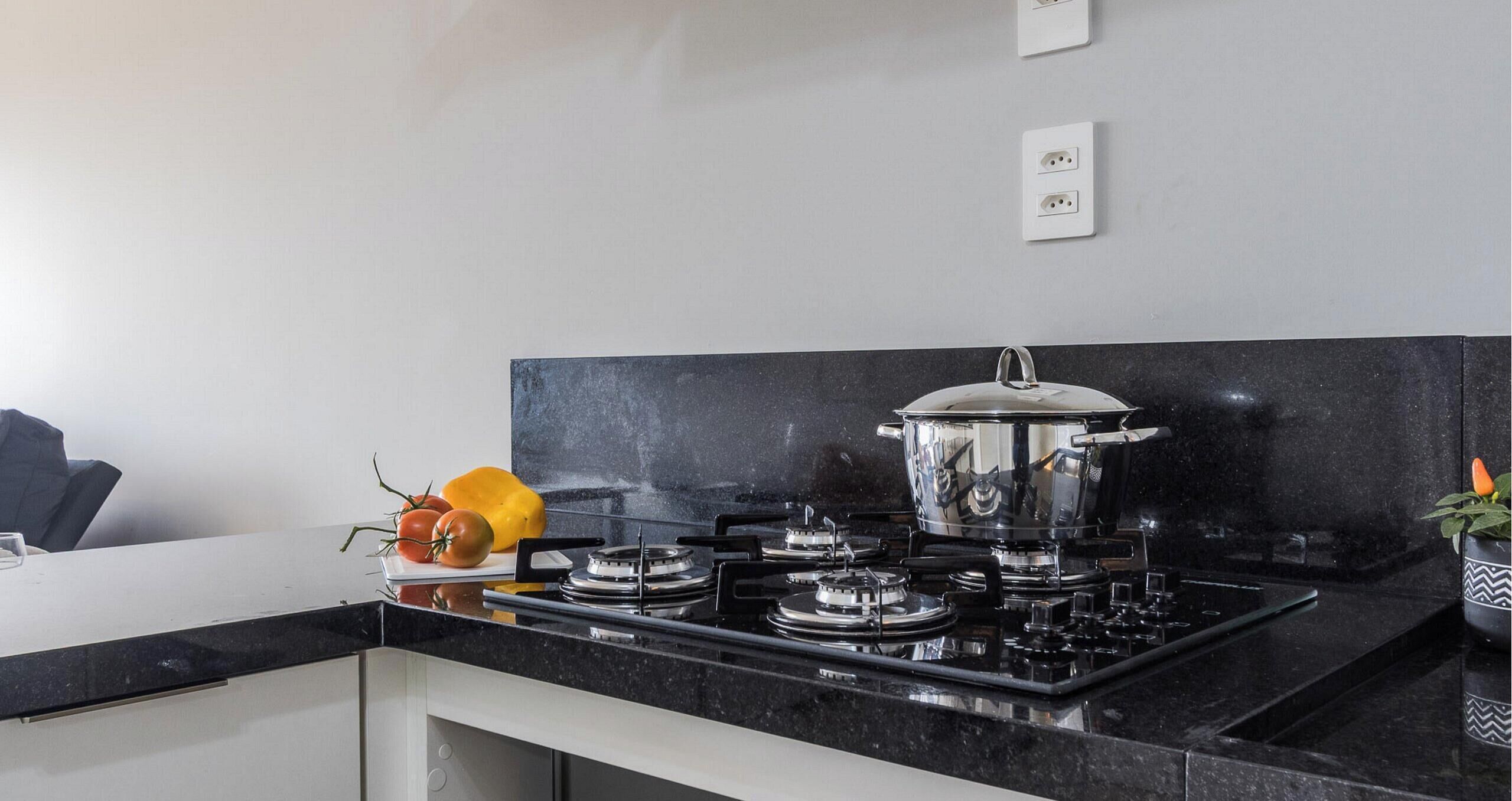 Premium appartement, 1 slaapkamer, keuken | Privékeuken | Een koelkast, een microgolfoven, kookgerei, borden en bestek