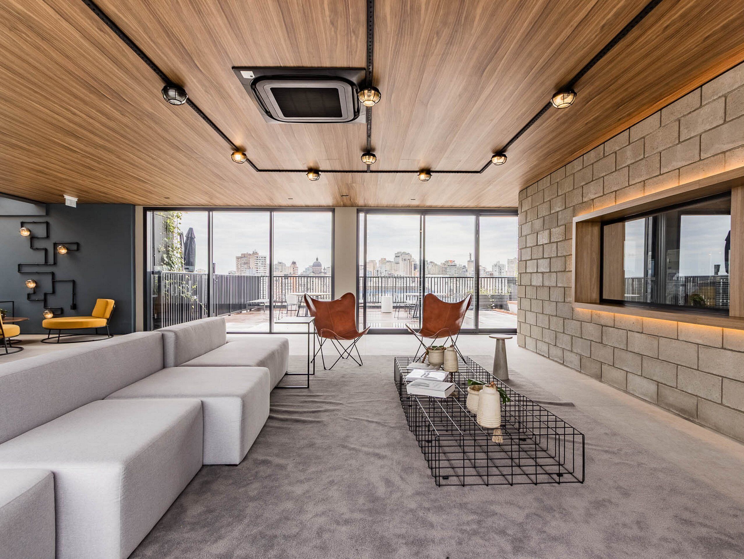 Smart TV 43-inci dengan saluran TV digital