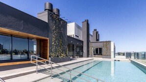 Una piscina al aire libre