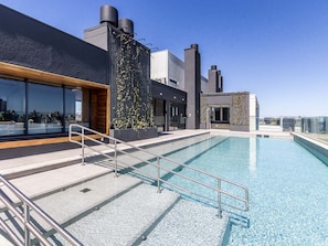Una piscina al aire libre