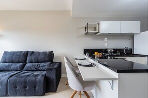 Apartamento Premium, 1 habitación, cocina | Zona de estar | Smart TV de 43 pulgadas con canales digitales