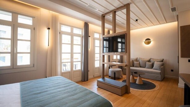 Suite, Balkon, Stadtblick | Hochwertige Bettwaren, Pillowtop-Betten, Schreibtisch