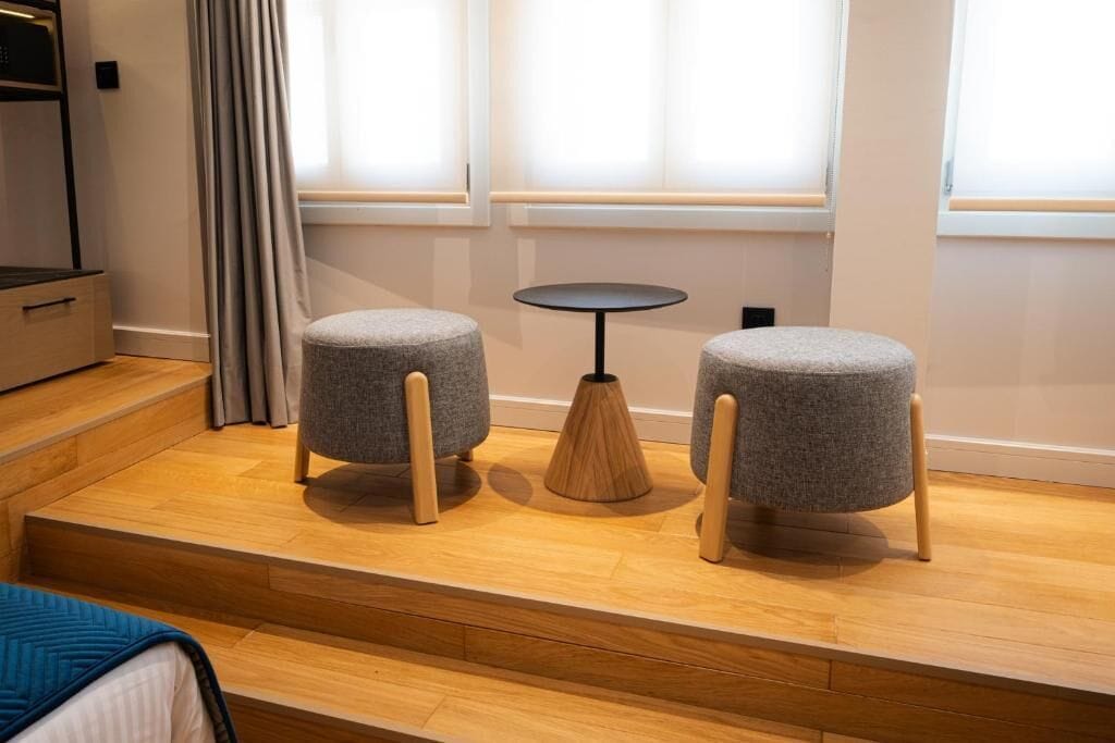 スーペリア ルーム キングベッド 1 台 | 高級寝具、ピロートップベッド、デスク、WiFi (無料)