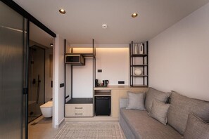 Superior Double Room, Split Level, Back Yard | Zona de estar | Televisión de pantalla plana de 30 pulgadas con canales digitales