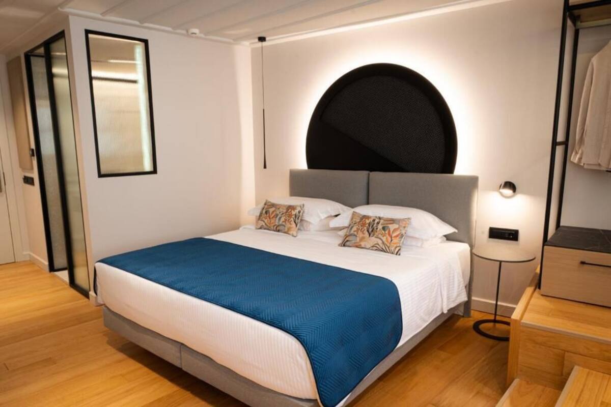 Superior Room, 1 King Bed | Premium bedding, pillowtop beds, desk, soundproofing