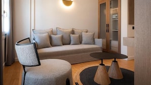 Suite, Balkon, Stadtblick | Hochwertige Bettwaren, Pillowtop-Betten, Schreibtisch
