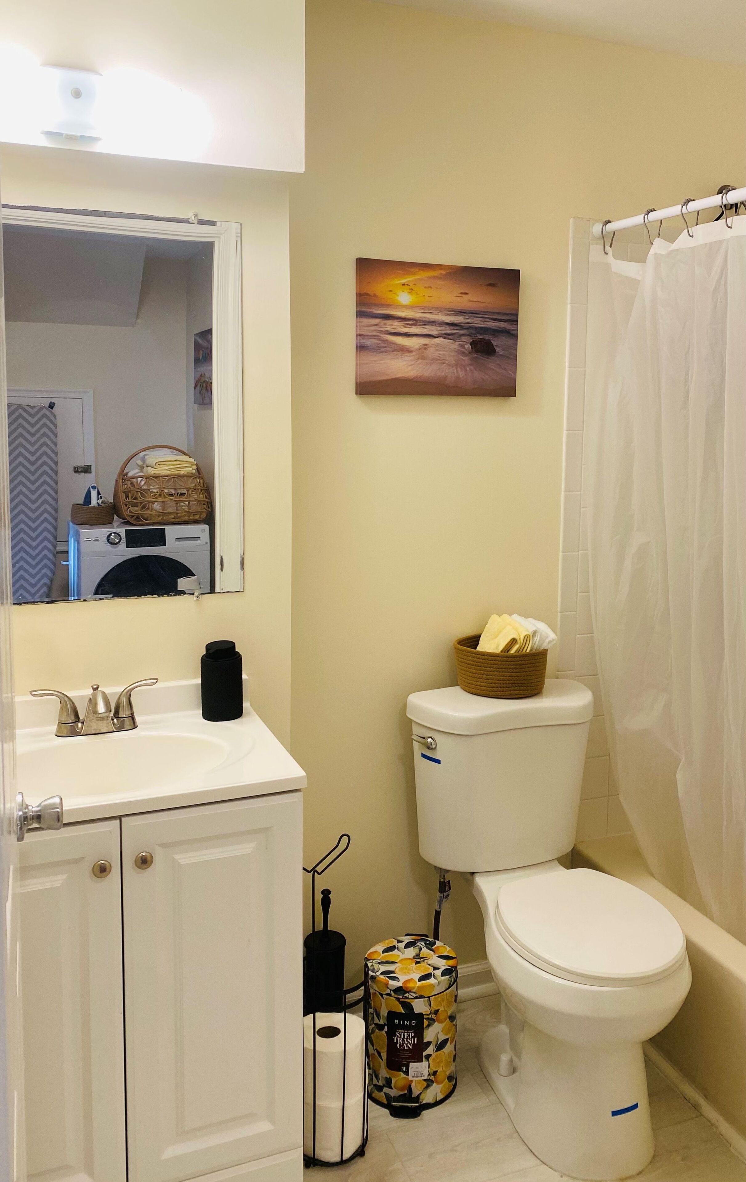 Secadora de cabello, toallas, jabón, papel de baño 