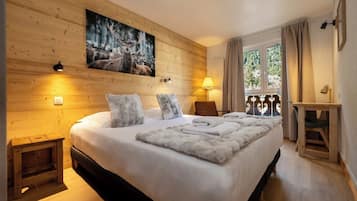 Desk, iron/ironing board, travel cot, WiFi