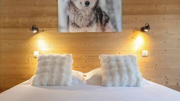 Desk, iron/ironing board, travel cot, WiFi