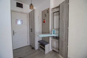 Kedap suara, setrika/meja setrika, dan Wi-Fi gratis