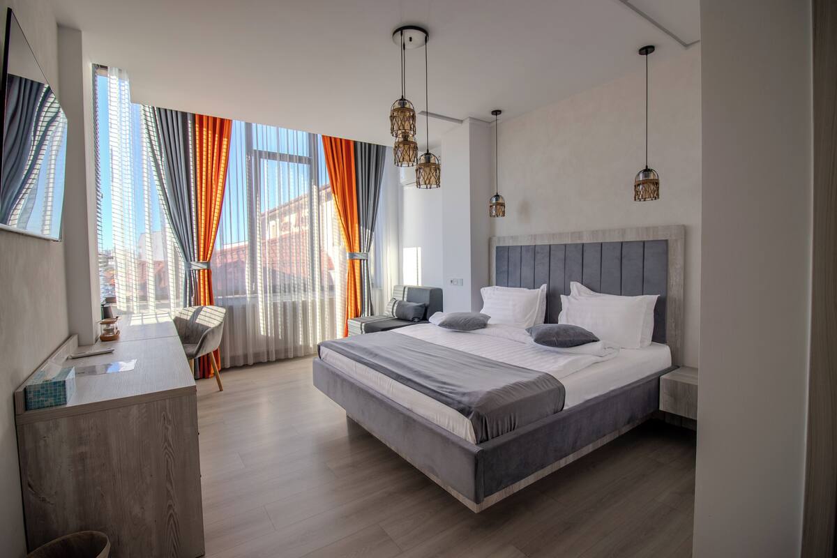 Superior Double Room | Soundproofing, iron/ironing board, WiFi (free)