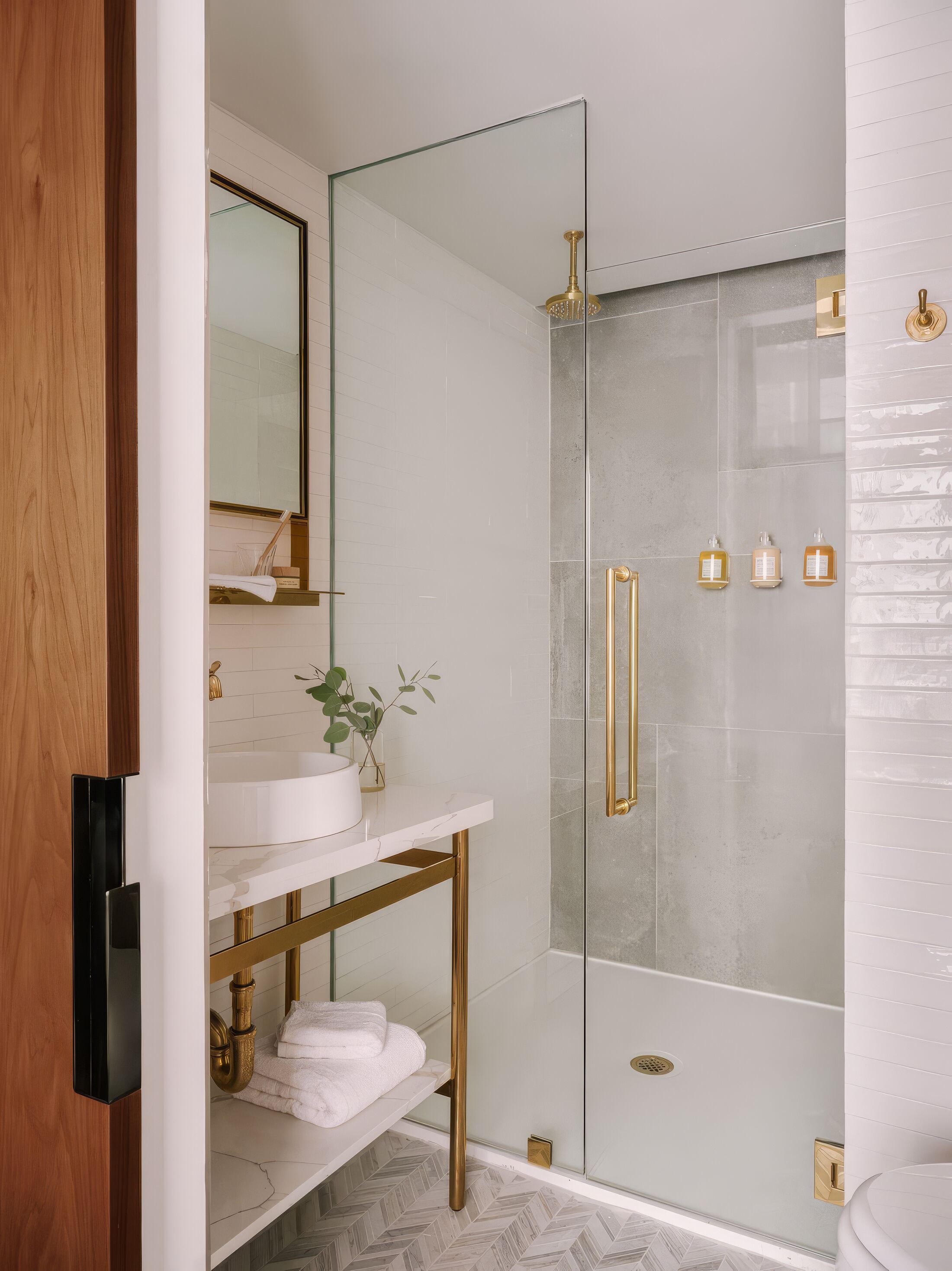 Grand Terrace Room | Bathroom | Hair dryer, towels, soap, shampoo