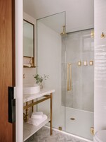 Grand Terrace Room | Bad | Hårføner, håndklær, såpe og sjampo