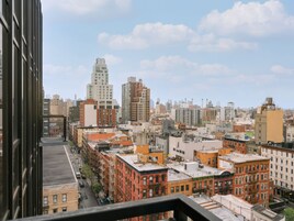 Un paisaje urbano que muestra varios edificios, incluyendo una combinación de rascacielos y construcciones más bajas, visto desde un punto de vista elevado.